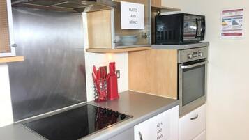 Refrigerador con freezer, microondas, horno, placa de cocina