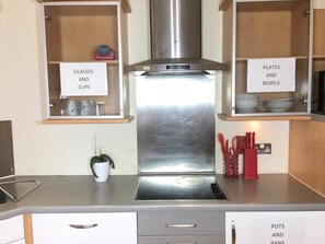 Apartment | Private kitchen | Full-size fridge, microwave, oven, stovetop - Constitution Apartments (Edinburgh)