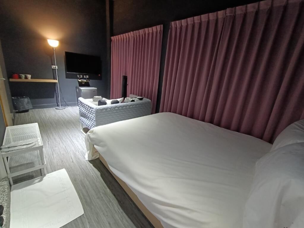 Soundproofing, free WiFi, bed sheets