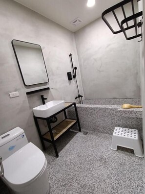Shower, free toiletries, hair dryer, slippers - Sin Wu Fu Hotel (New Taipei City)