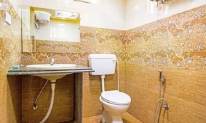 Shower, free toiletries, towels