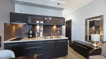 Standaard studio suite | Privékitchenette | Een koelkast, een kookplaat, kookgerei, borden en bestek