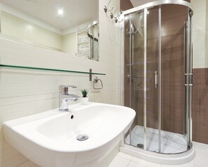 Suíte, no piso térreo | Banheiro | Chuveiro, toalhas de banho