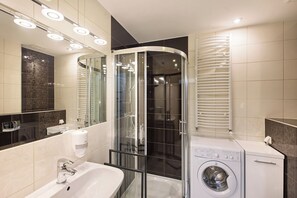 Suite Studio Standard | Salle de bain | Douche, serviettes fournies