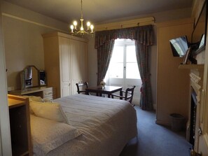 Suite | Iron/ironing board, free WiFi, bed sheets - Ryvington Apartments (Abergavenny)