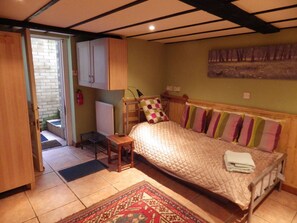 Basic Studio, 1 Twin Bed, No Windows | Iron/ironing board, free WiFi, bed sheets - Ryvington Apartments (Abergavenny)