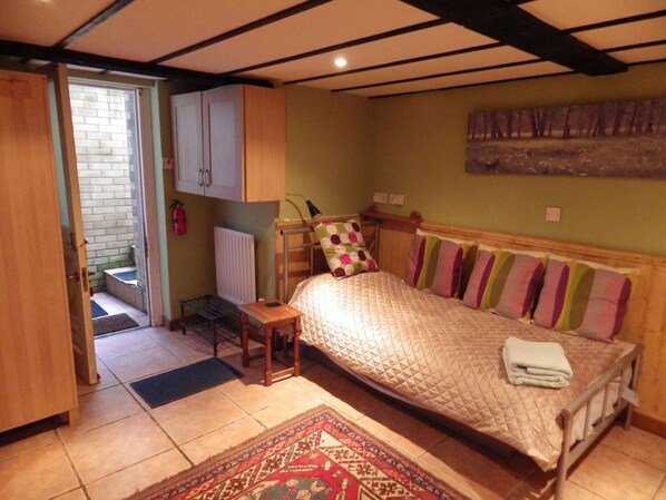 Estudio básico, 1 cama individual, sin ventanas | Tabla de planchar con plancha, wifi gratis y ropa de cama 