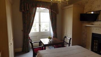 Suite | Iron/ironing board, free WiFi, bed sheets