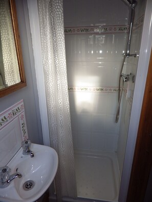 Traditional Apartment, 1 Double Bed (Loft) | Bathroom - Ryvington Apartments (Abergavenny)