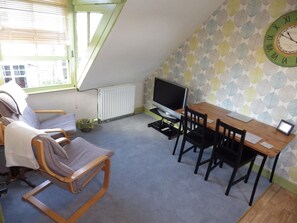 传统公寓, 1 张双人床 (Loft) | 起居区 | 24-英寸纯平电视 （配备数码频道）、液晶电视