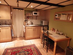 Basic Studio, 1 Single Bed, No Windows | In-room dining
