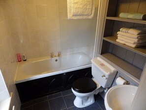 Suite | Bathroom | Shower, hair dryer, towels - Ryvington Apartments (Abergavenny)