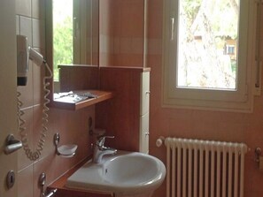 Departamento Confort, vista parcial al mar | Baño | Regadera, amenidades de baño gratuitas, secadora de cabello, pantuflas 