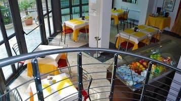 Tägliches Frühstücksbuffet gegen Gebühr