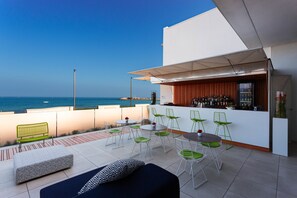 2 bares/lounges, 2 bares na praia, bar ao lado da piscina