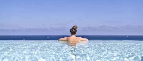 Una piscina techada, una piscina al aire libre, camas de piscina gratis