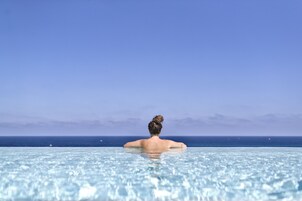 Una piscina techada, una piscina al aire libre, camas de piscina gratis