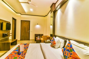 Premium Room, 1 King Bed | Desk