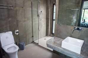 2-Bedrooms Villa with Private Pool | Banheiro | Chuveiro, produtos de toalete grátis, secador de cabelo 