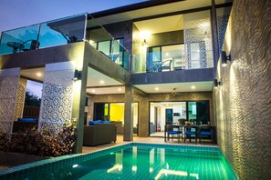 A modern two-story house with a swimming pool, outdoor seating, and a balcony. - The Pearl Luxury Pool Villas (Ko Chang)