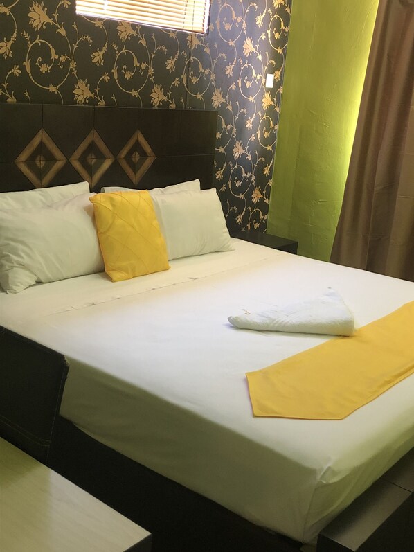 Executive Double Room, 1 King Bed, Non Smoking | Desk, blackout drapes, free WiFi, bed sheets