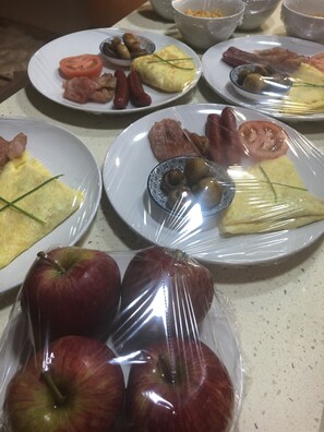 Daily continental breakfast (BWP 85 per person)