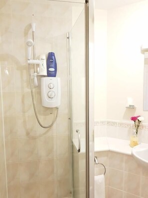 Lägenhet | Badrum | Gratis toalettartiklar, hårtork och handdukar