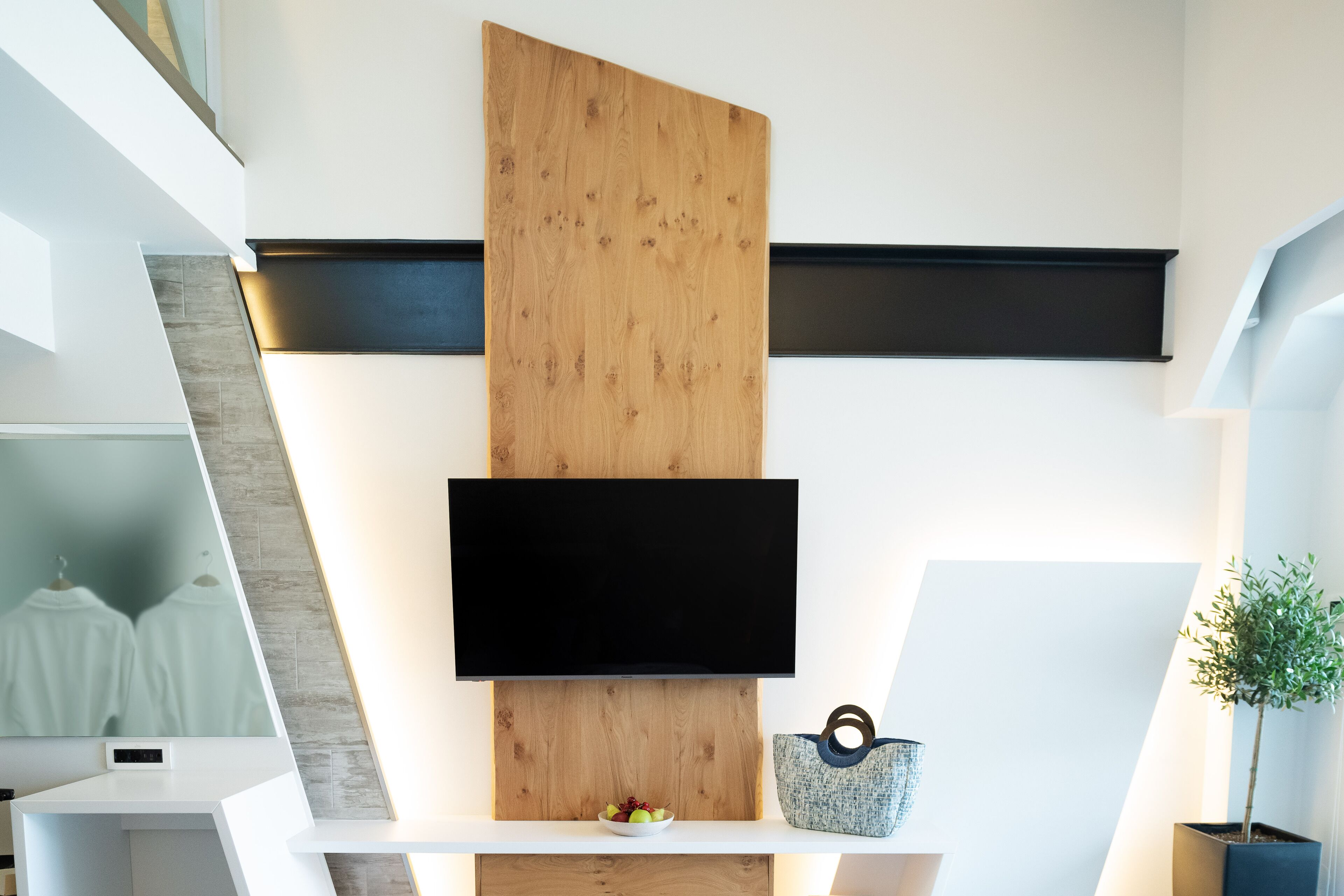 2 bedrooms, premium bedding, minibar, in-room safe