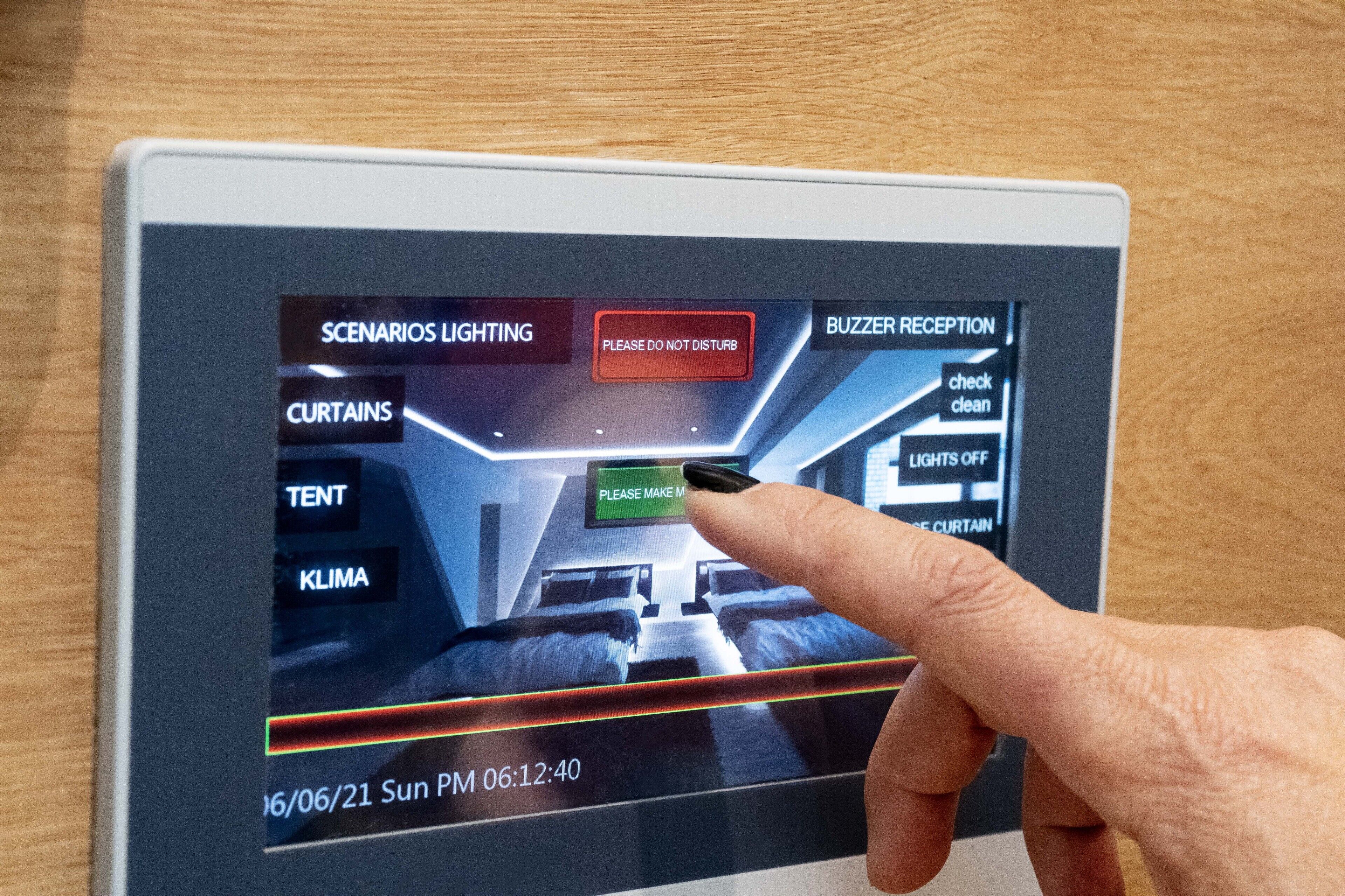 2 bedrooms, premium bedding, minibar, in-room safe