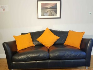 Apartment | Living area | Flat-screen TV - The Cumberland Townhouse Apartment (Edinburgh)