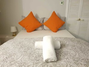 Iron/ironing board, free WiFi, bed sheets - The Cumberland Townhouse Apartment (Edinburgh)