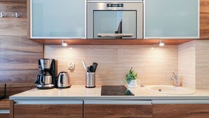 Studiosuite | Eget tekjøkken | Kjøleskap, kokeplater, vannkoker og høy barnestol