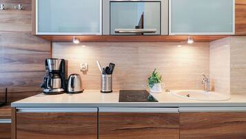 Studio Suite | Dapur kecil peribadi | Peti sejuk, dapur, cerek elektrik, kerusi tinggi