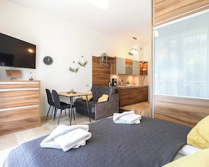 Studio Suite | Iron/ironing board, free cots/infant beds, free WiFi, bed sheets