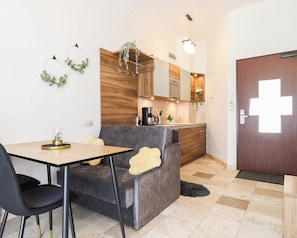 Studio Suite | Iron/ironing board, free cots/infant beds, free WiFi, bed sheets