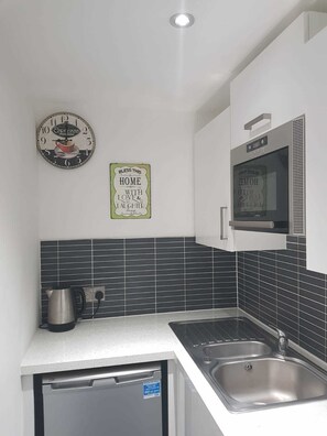 Apartment | Private kitchen | Full-sized fridge, microwave, oven, coffee/tea maker