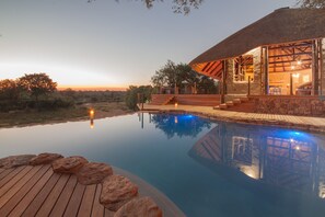 Outdoor pool, pool umbrellas, sun loungers - Garonga Safari Camp (Phalaborwa)