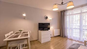 Standaard studio suite, 1 queensize bed met slaapbank | Een strijkplank/strijkijzer, gratis wifi, beddengoed