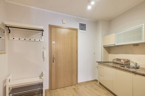 Studiosvit Standard - 1 queensize-säng med bäddsoffa | Eget pentry | Kylskåp, spishäll, kaffe- och tebryggare och vattenkokare
