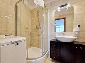 Suite estudio estándar, 1 cama Queen size y sofá cama | Baño | Regadera, secadora de cabello, toallas, papel de baño 