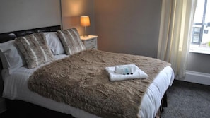Iron/ironing board, free WiFi, bed sheets - Abbey Lodge Self Catering Accommodation (Selby)