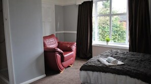 Iron/ironing board, free WiFi, bed sheets - Abbey Lodge Self Catering Accommodation (Selby)
