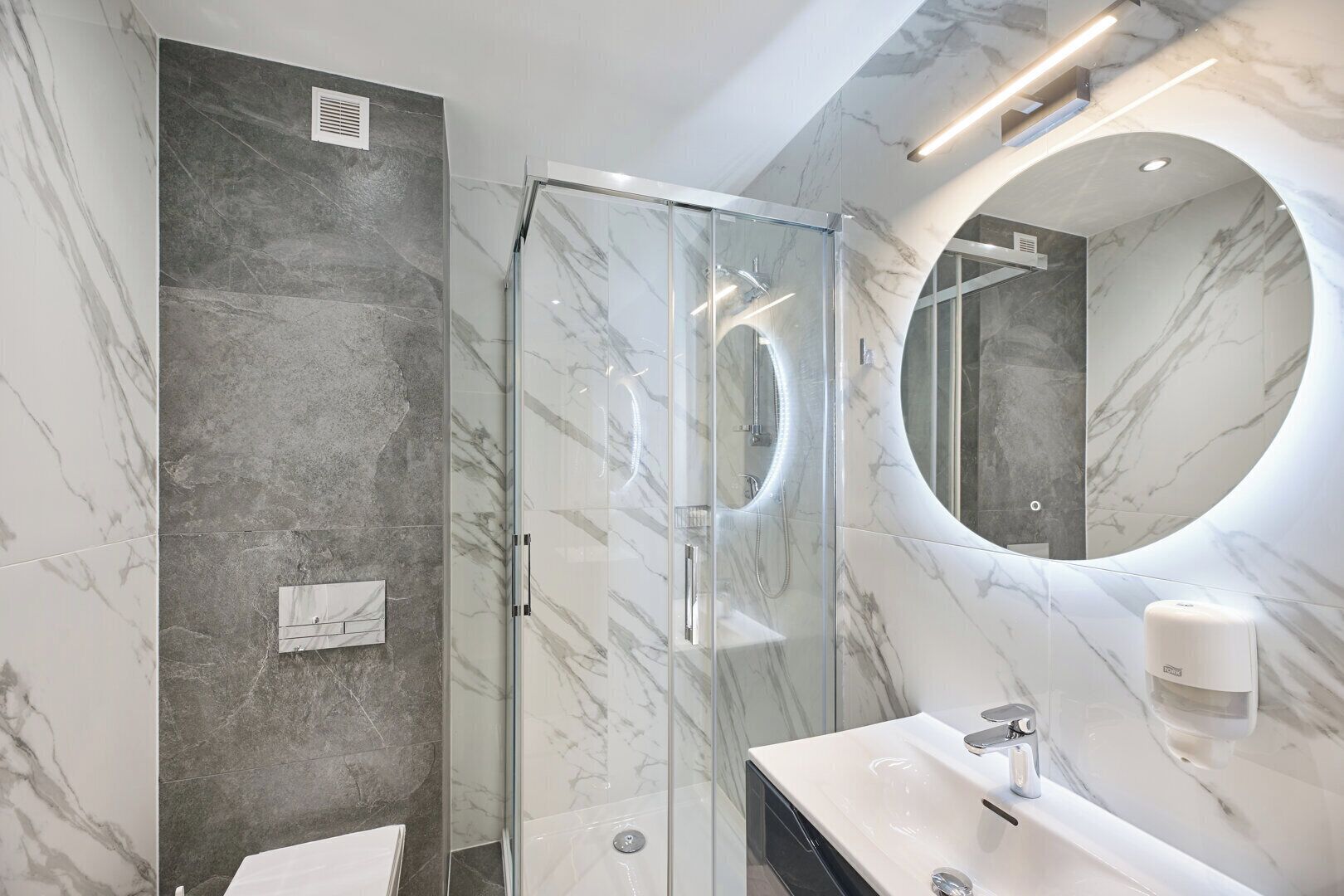 Standard Studio Suite | Bathroom | Shower, towels, toilet paper