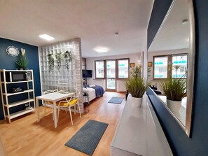 Studio Suite Standar, 1 Tempat Tidur Queen | Didekorasi berbeda-beda dan dilengkapi dengan perabotan berbeda-beda