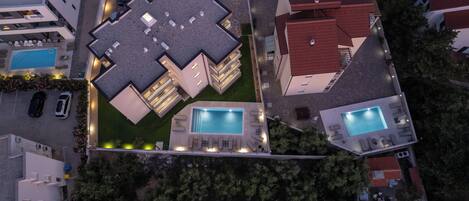 숙박 시설 정면 - 저녁/밤