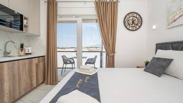 Deluxe studio, balkon | Woonruimte | Een 45-inch flatscreentelevisie met satellietzenders en een televisie