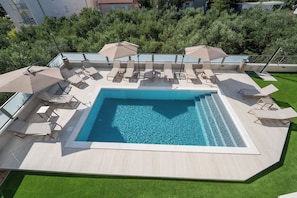 Seasonal outdoor pool - Poolside Hideout Apartments (Novalja)