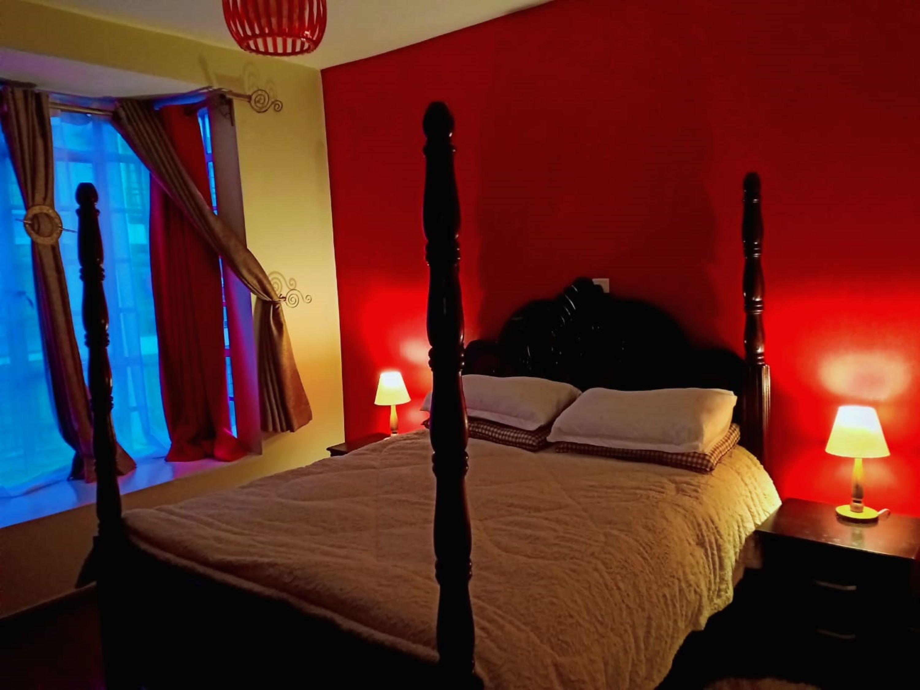Escritorio, tabla de planchar con plancha, wifi gratis y ropa de cama