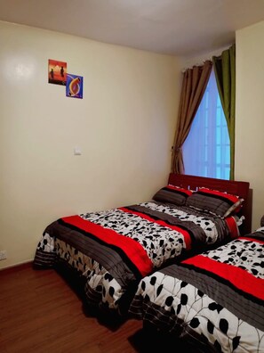 Escritorio, tabla de planchar con plancha, wifi gratis y ropa de cama