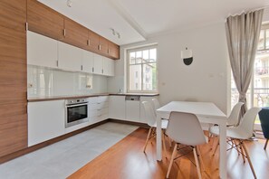 Departamento | Cocina privada | Refrigerador, horno, parrilla de estufa y lavavajillas